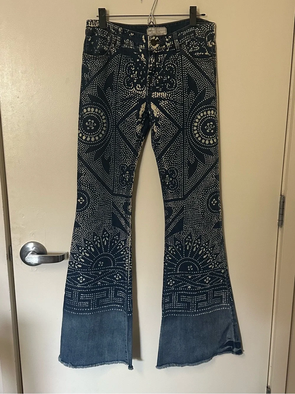 Free People Discharge Bali Flare Jeans Size 29 Printed Boho Festival Concert - Picture 3 of 10